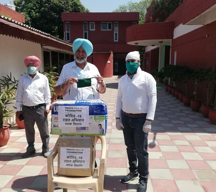 Chandigarh Tricity Team distributed  Masks to Health and Family Welfare Minister, Govt. of Punjab