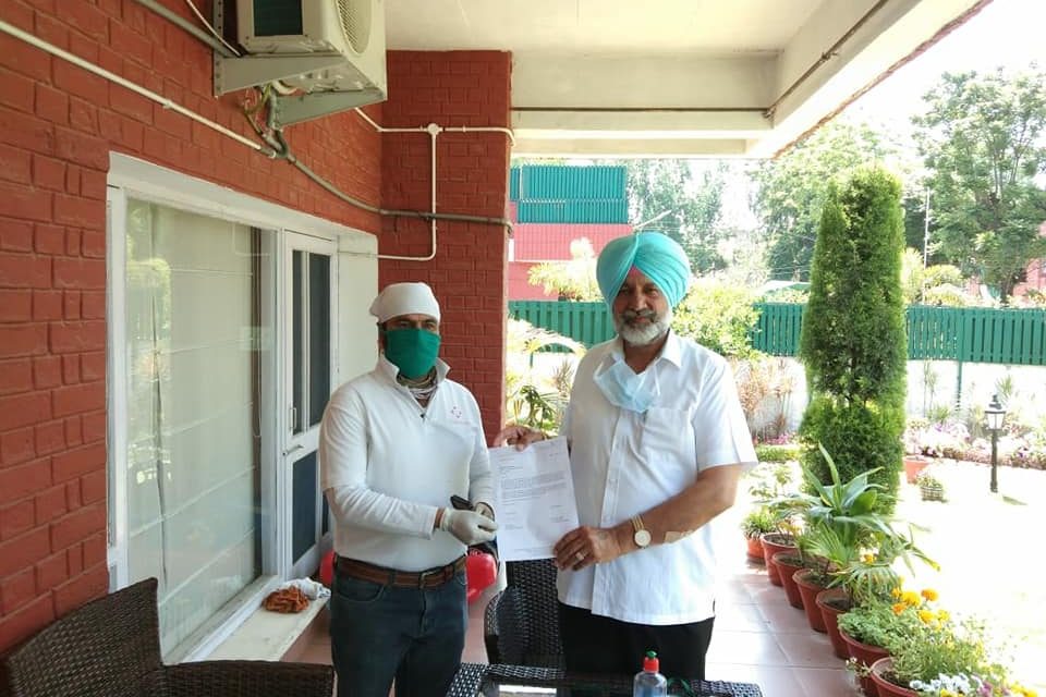 Chandigarh Tricity Team distributed  Masks to Health and Family Welfare Minister, Govt. of Punjab