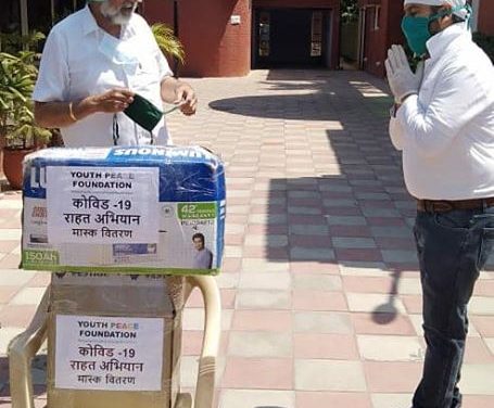 Chandigarh Tricity Team distributed  Masks to Health and Family Welfare Minister, Govt. of Punjab