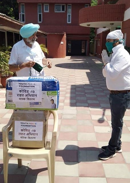 Chandigarh Tricity Team distributed  Masks to Health and Family Welfare Minister, Govt. of Punjab